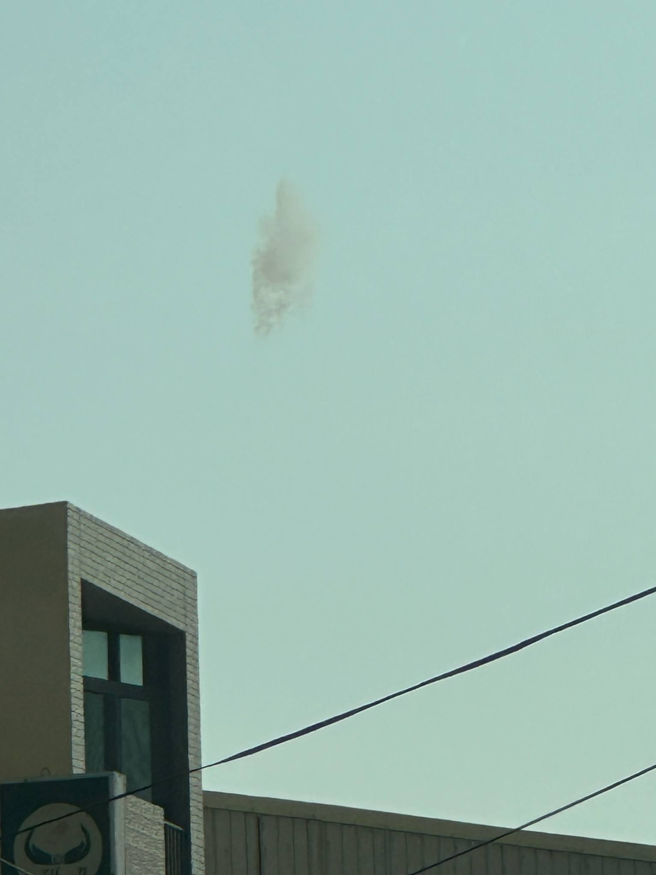 昨4月30日台南基地IDF於飛行訓練中，干擾飛彈用的火焰彈突自行擊發，事發後於天空中留下一團煙霧。（圖／簡姓網友授權提供）