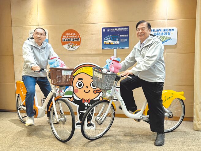 新北市长侯友宜（左）说，为实现2050净零碳排的永续目标，新北市府至2050年将投入50亿元，持续推动绿色交通发展，建置自行车道长度达到917公里，打造5环1线的自行车道。（柯毓庭摄）