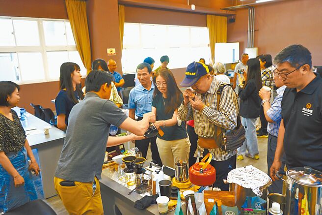 成功大学微生物科技团队4月30日发表生豆机能性发酵技术，可大幅提升咖啡风味层次。（曹婷婷摄）