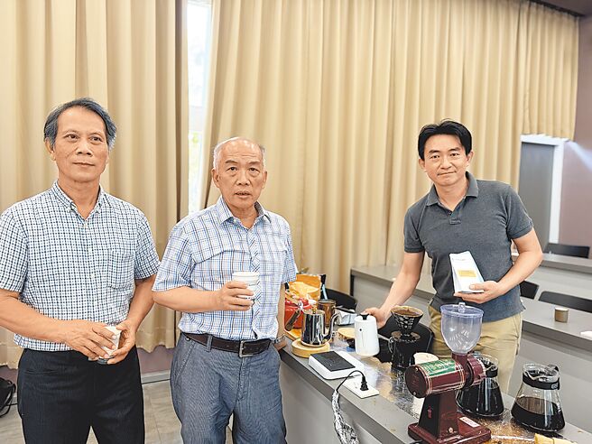 成功大学微生物科技团队主持人、生科系特聘教授蒋镇宇（中）。（曹婷婷摄）