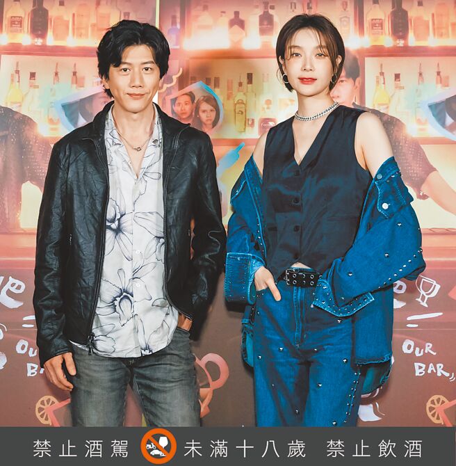 莫子仪（左）、蔡淑臻4月30日出席《喝酒吧！笨蛋》媒体茶叙。（逆光电影提供）
