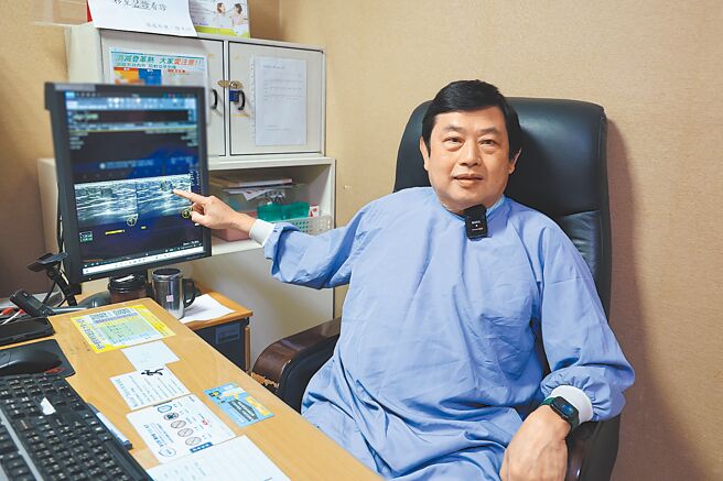 员荣医院乳房外科医师陈国栋指出，男性乳癌约占所有乳癌病例的1％，如直系血亲有家族史，会增加罹癌风险。（员荣医院提供／王家瑜台北传真）