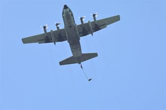 潮州空降場傘花齊放 展勇猛驃悍