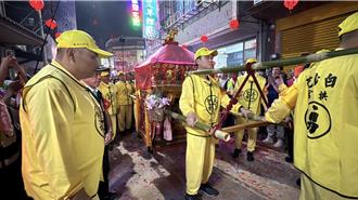 白沙屯媽祖進香起駕　32萬人湧入擠爆拱天宮周邊