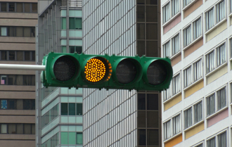 黃燈該加速通過還煞車？違規恐噴5400元 警曝正解