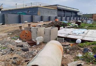 澎湖吉貝海淡廠風光產水後變「廢墟」 施工殘材堆積髒亂挨批