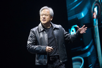 黃仁勳急了！與美議員閉門會談示警：華為AI實力很驚人