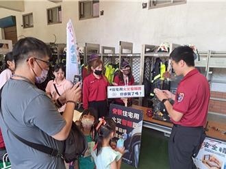 桃園圳頂消防隊化身親子樂園 小小消防員齊賀母親節