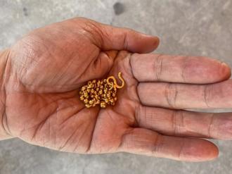 竹縣芎林清潔隊拾獲一兩重金飾 市值逾10萬 急尋失主