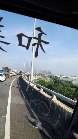 國3和美段追撞釀火燒車 母急抱5歲女下車兩人均送醫