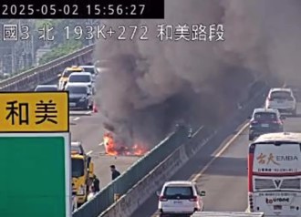 國3追撞釀火燒車  母冒死救出6歲女  驚悚畫面曝