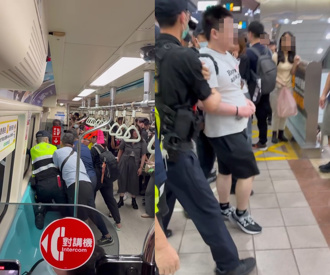 影》北捷板南線男子情緒失控咬人 遭保全乘客壓制畫面曝光！
