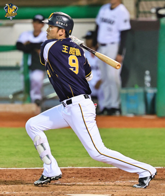 中職》王威晨1010安超越父親！新秀許庭綸首安首打點雙喜臨門