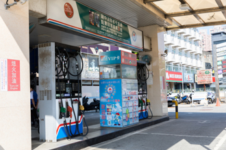 他在加油機上見「自備飲料杯省5元」！老司機暴動 內行人曝真相