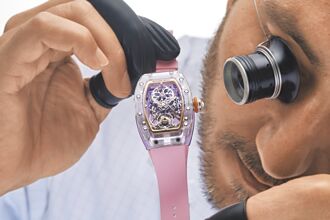 Richard Mille藍寶石腕表打造透視美