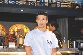 足球》足球貴公子回台 帶妻女環島尋根