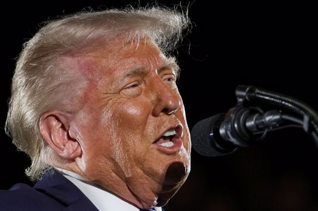 美國總統川普1日在阿拉巴馬州杜斯卡洛薩市（Tuscaloosa）的阿拉巴馬大學（University of Alabama）發表畢業典禮致詞。（路透）