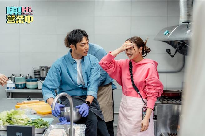 姚元浩（左）追问鬼鬼秘密生女的事。（好看娱乐提供）