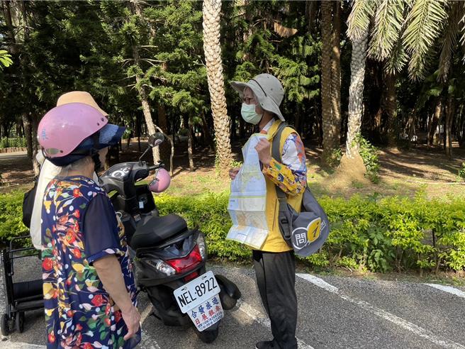 澎管處行動服務人員，於「澎湖休憩園區線」提供旅客即時且溫馨的服務。（澎管處提供／許逸民澎湖傳真）