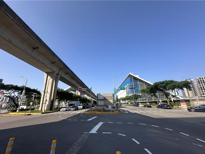 桃园市立美术馆工程落后13.4％，然而市府文化局于2馆间兴建人行联通空桥，孰料至今工程进度缓慢，遭地方质疑。（廖姮玥摄）