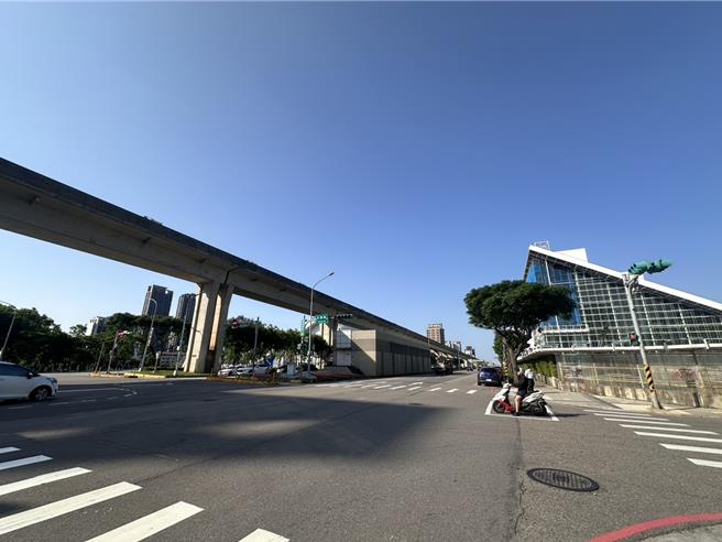 桃园市立美术馆工程落后13.4％，然而市府文化局于2馆间兴建人行联通空桥，孰料至今工程进度缓慢，遭地方质疑。（廖姮玥摄）