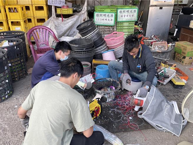 芎林清洁队队员在整理回收物时，发现一批黄金，目前还未有人认领。（三仁寿提供／邱立雅竹县传真）