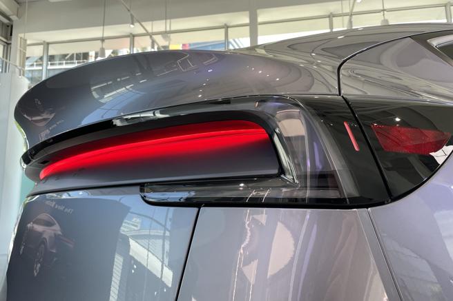 Model Y全新单一贯穿式尾灯是同级产品中第一款间接反射式车身面板尾灯。（陈大任摄）