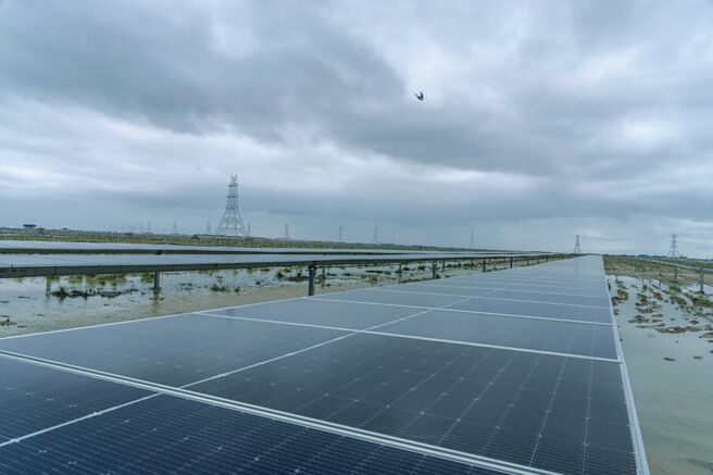 大陆太阳能产业在全球市场占有庞大影响力，却由于严重「内卷」，陷入集体亏损的处境。图／美联社