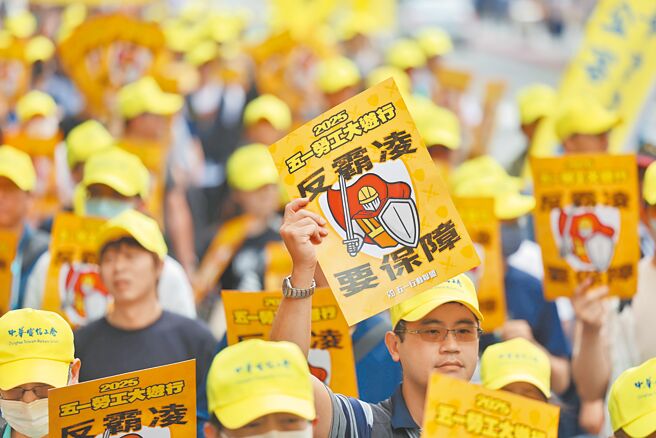 「反霸凌，要保障」2025五一劳工大游行1日盛大举行，与会成员高举「反霸凌，要保障」标语。（杜宜谙摄）