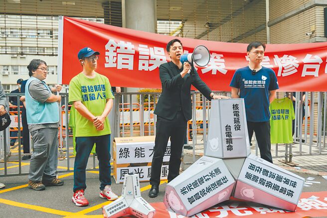 核三厂二号机将于5月17日除役，电力吃紧隐忧浮现；公民团体1日与多名国民党籍立委赴经济部抗议。（郭吉铨摄）