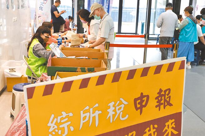 报税季到来，113年度综合所得税首日结算申报，不少民眾1日前往台北国税局信义分局报税。（陈俊吉摄）