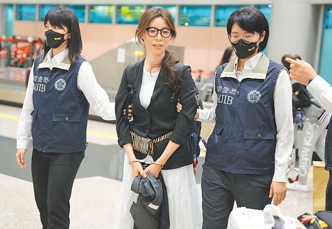 贵妇奈奈苏陈端（中）5月1日清晨5时许抵达桃园国际机场。（陈麒全摄）