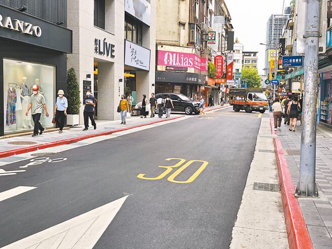 台北市政府为提供行人更安全的步行环境，将自5月10日至6月8日试办「永康街人本城市假日漫步区」，周末下午2时至晚间8时于永康街周边实施交通管制，禁止一般车辆进入。（徐佑升摄）