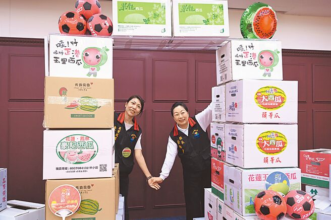花莲县长徐榛蔚（右）、县府农业处长陈淑雯（左）1日宣布花莲西瓜产季开跑，讚扬花莲产出的大西瓜果肉口感外脆内沙又香甜，欢迎全台民眾选购。（花莲县政府提供／王志伟花莲传真）