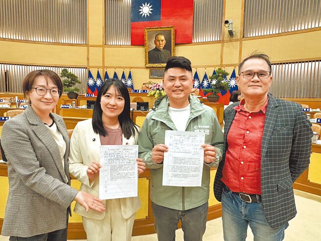新北市议会民进党团建请市府尽速研拟将邻长纳入团体保险制度以及「班班有鲜乳」的施行办法。图左至右为顏蔚慈、山田摩衣、廖宜琨、苏锦雄。（民进党团提供／柯毓庭新北传真）
