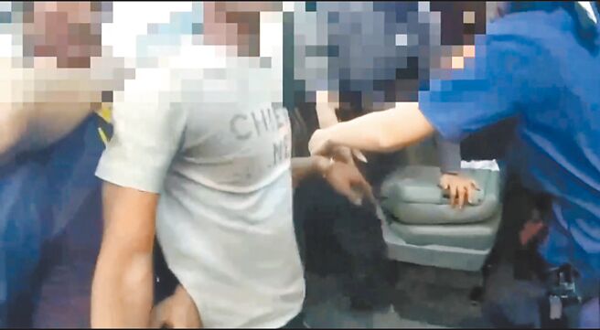 支援警力赶至，将厢型车上8名失联移工顺利逮捕。（民眾提供／宝智华台中传真）