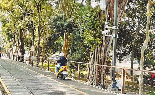 嘉义市「嘉油铁马道」禁止汽机车进入，仍有民眾骑机车闯入，市府将加强科技执法。（嘉市府提供／廖素慧嘉市传真）