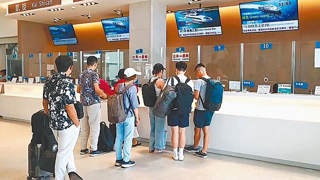 兰屿乡民船票补助新制1日上路，网路订位者取票时须在订位名册签章；现场购票者则提供身分证号，由业者现场造册后签章，方可现抵票价。（萧嘉蕙摄）