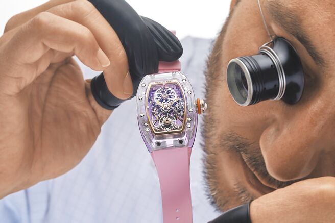 Richard Mille推出RM 75-01飞行陀飞轮蓝宝石水晶腕表，全透明表壳让机芯一览无遗。（Richard Mille提供）