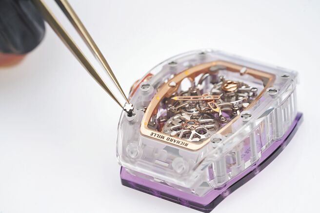 RM 75-01飞行陀飞轮的机芯不论设计细节、打磨和装饰皆十分细腻。（Richard Mille提供）
