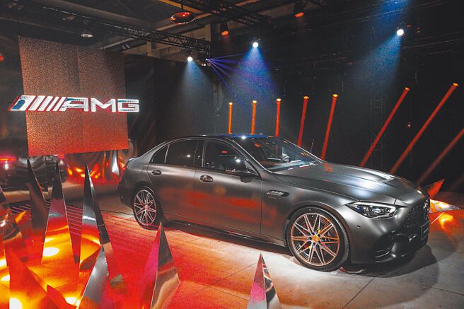 Mercedes-AMG C 63 S E PERFORMANCE拥有多项AMG F1赛道科技移转，0-100km/h加速3.4秒，售价607万元。（台湾宾士提供）