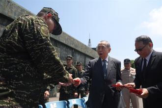 李棟樑慰訪海空偏遠駐軍 傳遞溫暖