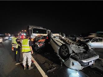 國道1號仁德段深夜重大車禍  大貨車追撞6輛小客車釀5人輕傷