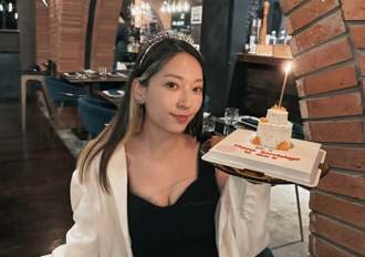 32歲張菲媳婦低胸慶生！翁馨儀辣曬事業線 網讚：不像有孩子