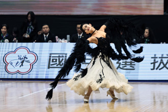 全國總統盃運動舞蹈》家人送舞衣 高中好手克服低潮綻光芒