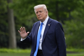 川普戲言兌現？「天主教宗」造型亮相 白宮1動作網驚呆