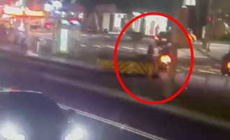 驚悚撞擊片曝！北市9旬翁夜闖車道 2機車連續猛撞慘死