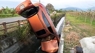 台東男拒檢逃喊「我是通緝犯」   下秒「倒栽蔥」撞入水溝