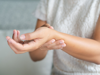 不是媽媽手！作業員拇指根部痛2年 竟是拇指腕掌關節炎作祟