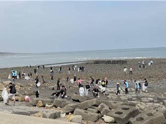 桃市府攜手企業、志工淨灘 清出逾2000公斤垃圾、資源回收物